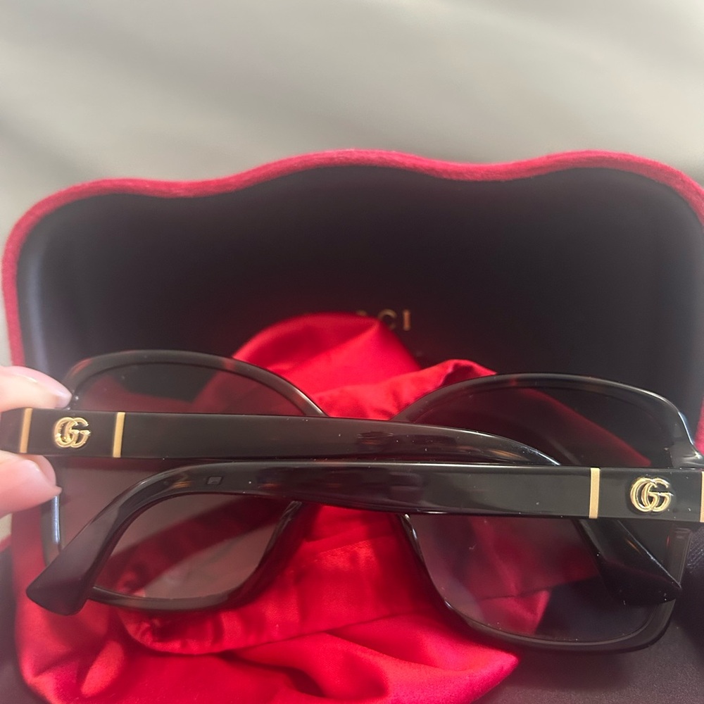 Gucci Oversized Women's Sunglasses with Red Silk Pouch and case - Picture 2 of 9
